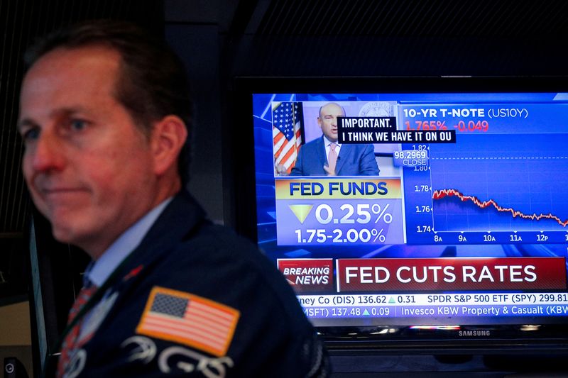 © Reuters. FOTO DE ARCHIVO: Una pantalla muestra el anuncio de las tasas de interés de la Reserva Federal de EE. UU. A medida que los operadores trabajan en el piso de la Bolsa de Nueva York en Nueva York