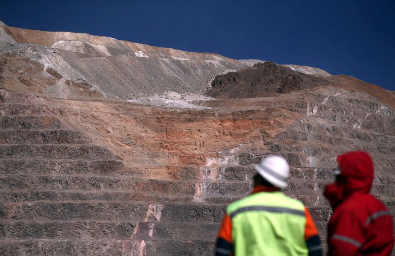 © Reuters. FILE PHOTO:  Workers stand next to an open pit at Barrick Gold Corp's Veladero gold mine in Argentina's San Juan province