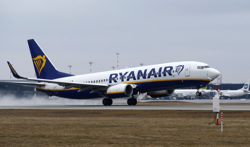 © Reuters. FILE PHOTO: A Ryanair Boeing 737 plane takes off at the Riga International Airport