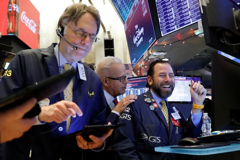 © Reuters. Trader a lavoro presso la Borsa di New York.