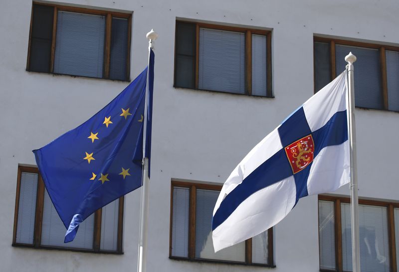 © Reuters. Bandeiras da União Europeia e Finlândia