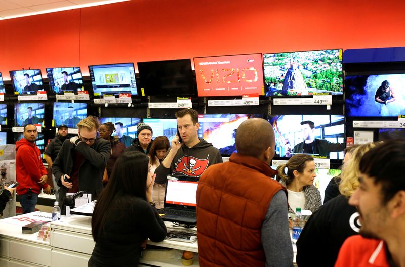 © Reuters. FILE PHOTO: Customers shop during Black Friday sales at a Target store in Chicago