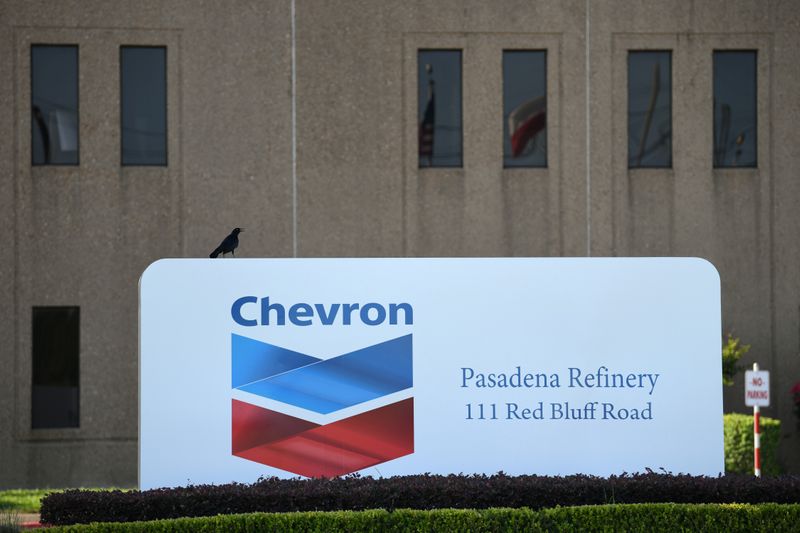 © Reuters. An entrance sign at the Chevron refinery, located near the Houston Ship Channel, is seen in Pasadena