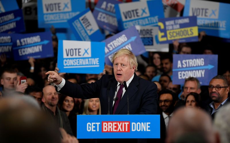 © Reuters. Britain's PM Johnson campaigns in Manchester