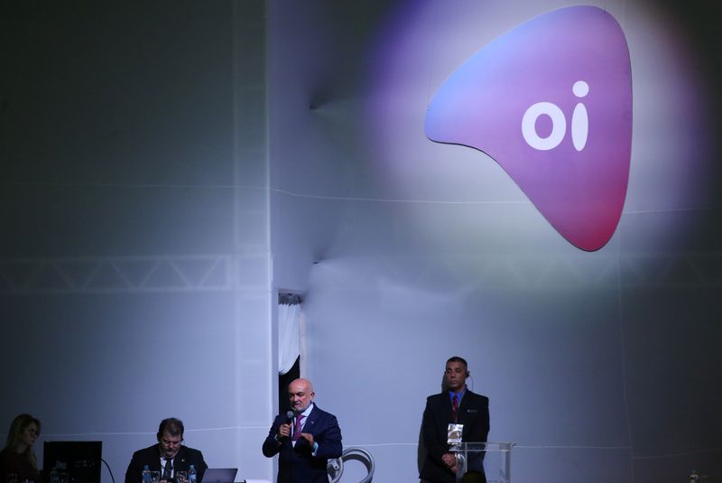 © Reuters. Presidente da Oi, Eurico Teles (centro), discursa em evento da empresa no Rio de Janeiro