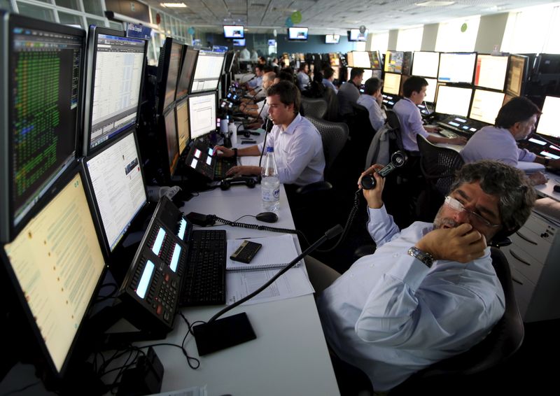 © Reuters. Operadores trabalham nos escritórios da XP Investimentos em São Paulo