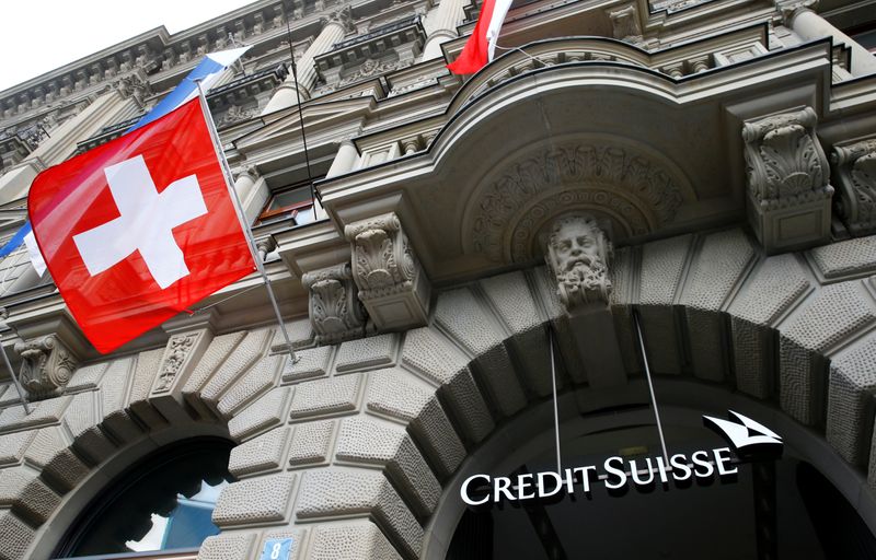 © Reuters. Switzerland's national flag flies below a logo of Swiss bank Credit Suisse in Zurich