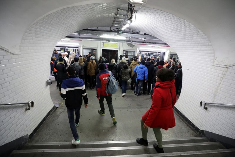 © Reuters. Seventh day of strike by all unions of the Paris transport network and French SNCF workers, in Paris