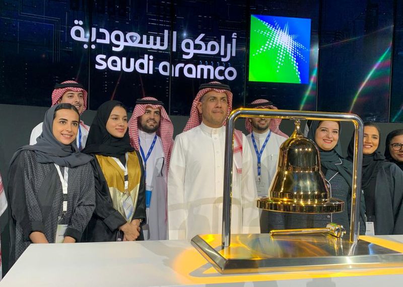 © Reuters. Participants attend the official ceremony marking the debut of Saudi Aramco's IPO on the Riyadh's stock market, in Riyadh