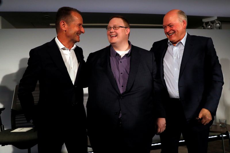 © Reuters. FILE PHOTO: Ford President and CEO Jim Hackett and Volkswagen AG CEO Dr. Herbert Diess at a news conference in New York