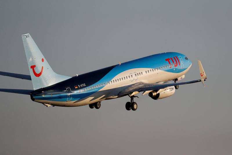 © Reuters. FILE PHOTO: A TUI fly Boeing 737 airplane takes off from the airport in Palma de Mallorca