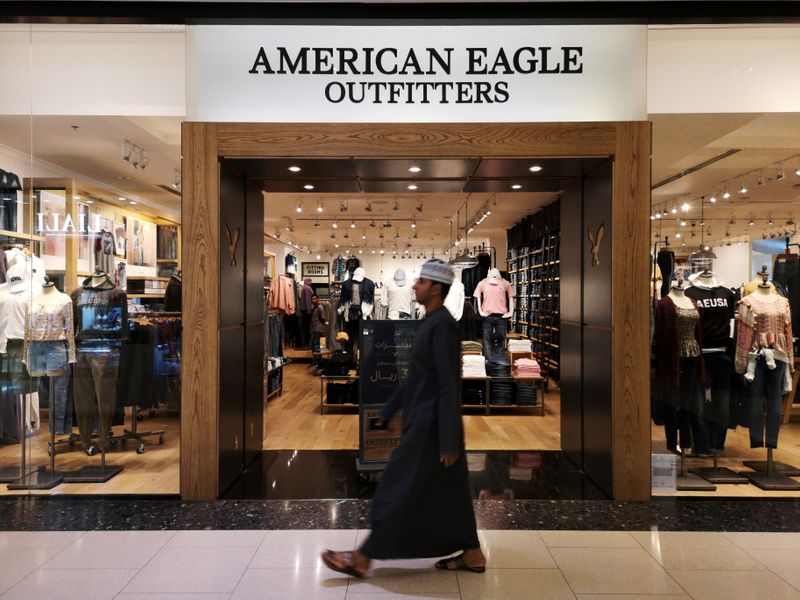 © Reuters. An Omani man passes in front of an American fashion brand, American Eagle Outfitters in City Center Mall in Muscat
