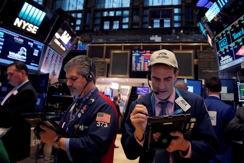 © Reuters. FILE PHOTO: Traders work on the floor at the New York Stock Exchange (NYSE) in Manhattan, New York City, U.S.