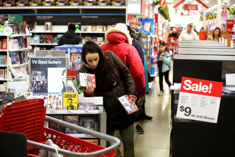 © Reuters. FILE PHOTO: Customers shop during Black Friday sales at a Target store in Chicago