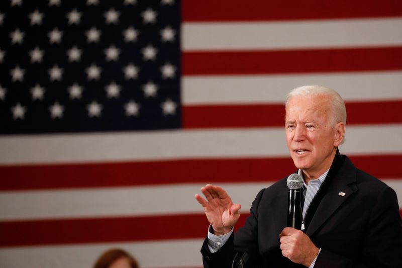 © Reuters. Democratic 2020 U.S. presidential candidate and former U.S. Vice President Joe Biden speaks during a town hall meeting, during his "No Malarkey!" campaign bus tour at Iowa State University in Ames, Iowa