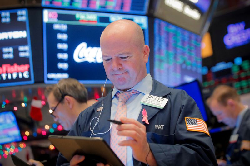 Wall Street fecha em leve alta após Fed manter juros