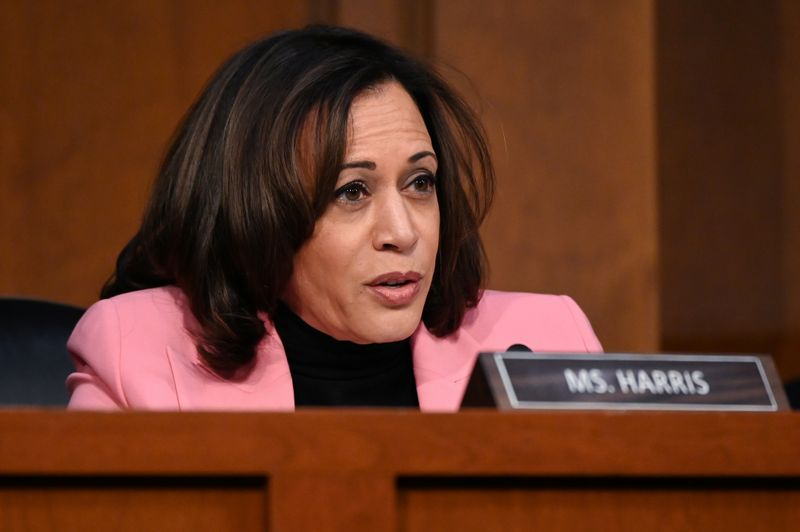 © Reuters. Sen. Harris questions U.S. Justice Department Inspector General Horowitz (not pictured)  during a Senate Judiciary Committee hearing in Washington