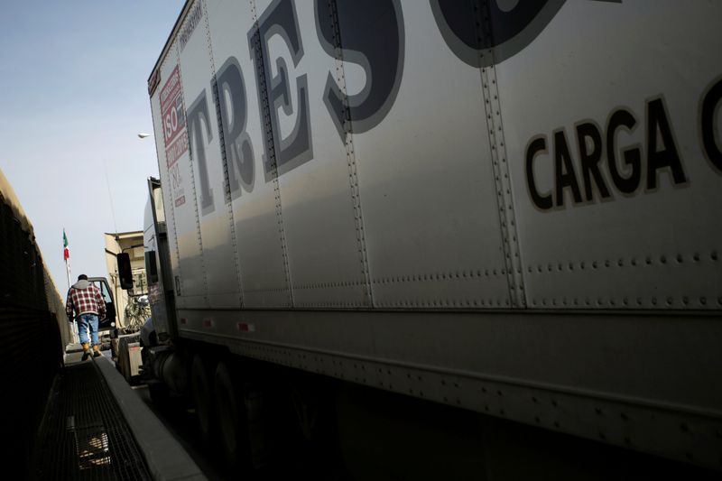 © Reuters. Trucks wait in a long queue for border customs control to cross into U.S., at the Cordova-Americas border crossing bridge in Ciudad Juarez