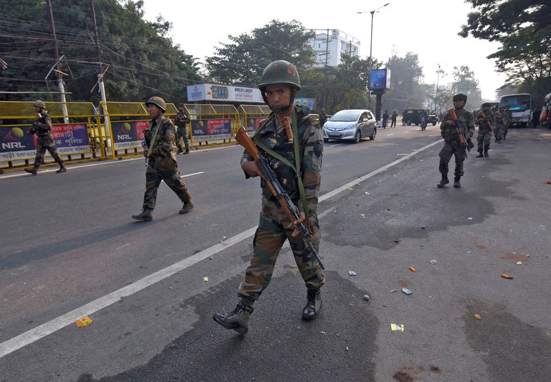 © Reuters. الهند تنشر قوات لقمع احتجاجات عنيفة بسبب قانون المواطنة