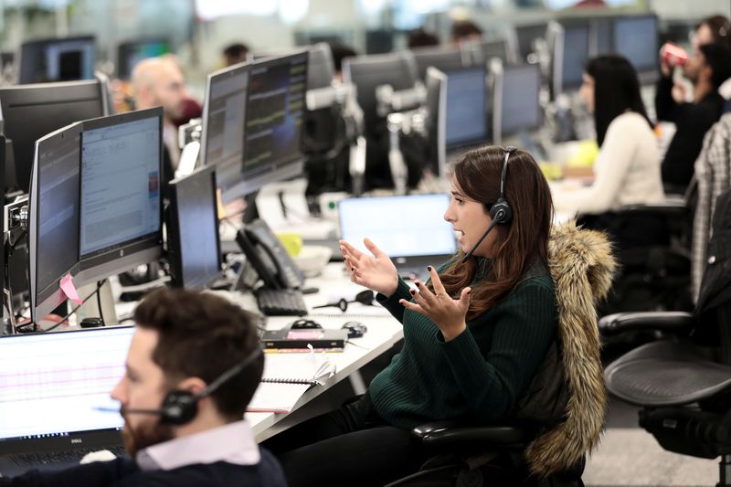 © Reuters. A broker reacts on the IG Index the trading floor