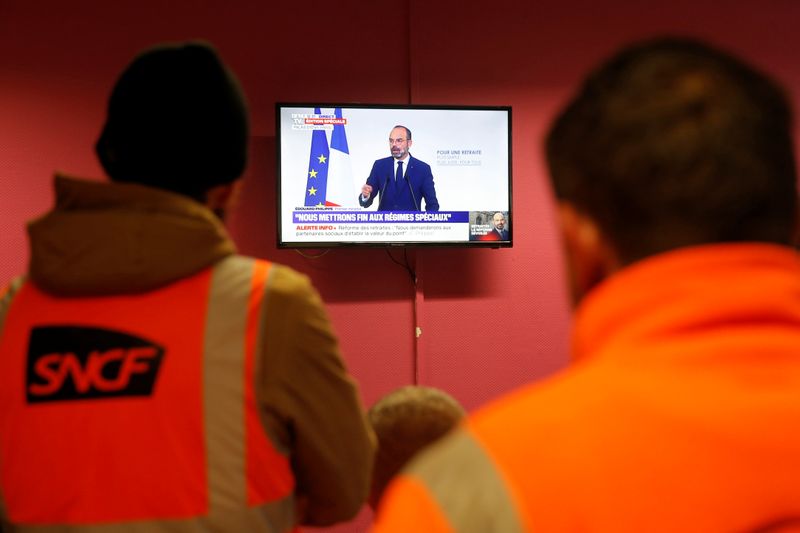 © Reuters. LE MOUVEMENT SE DURCIT, L'EXÉCUTIF TEND LA MAIN À LA CFDT