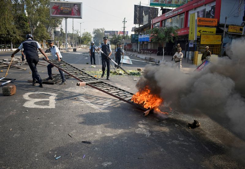 Manifestantes ateiam fogo em estações de trem na Índia em protesto contra lei de cidadania