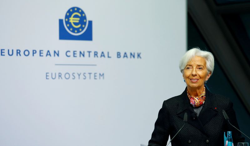 © Reuters. FILE PHOTO: European Central Bank (ECB) President Lagarde gives a signature for newly printed euro banknotes in Frankfurt