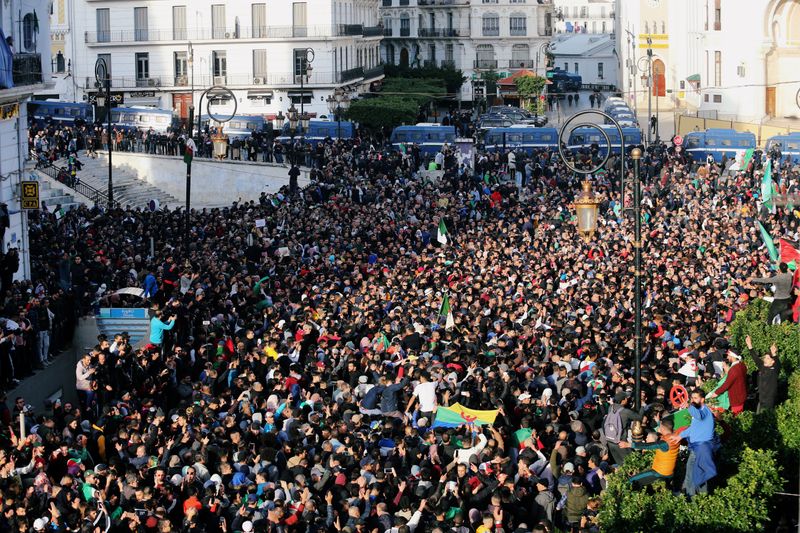 © Reuters. الجزائر تجري انتخابات رئاسية والآلاف يحتجون