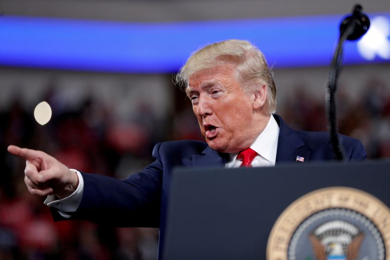 © Reuters. FOTO DE ARCHIVO: El presidente de los Estados Unidos, Donald Trump, hace comentarios durante un mitin de campaña en el Giant Center en Hershey, Pennsylvania