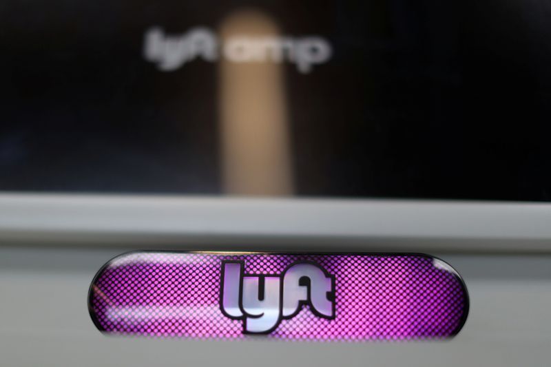 © Reuters. A Lyft <LYFT.O> logo is seen in the Driver Hub in Los Angeles