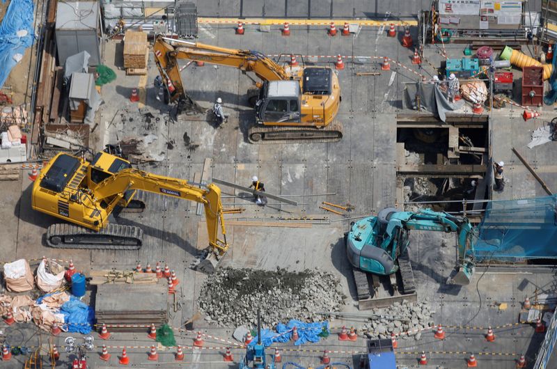 © Reuters. FILE PHOTO: Heavy machinery is seen at a construction site in Tokyo