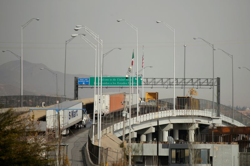 © Reuters. Trucks wait in a long queue for border customs control at the Cordova-Americas border crossing bridge in Ciudad Juarez