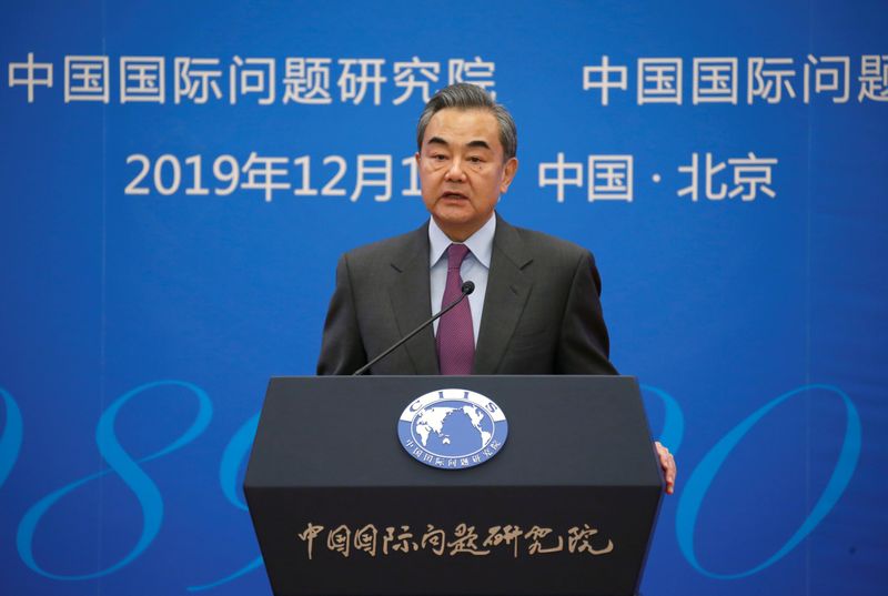 © Reuters. Chinese Foreign Minister Wang Yi delivers a speech at an annual symposium on international situation and China's diplomacy in Beijing