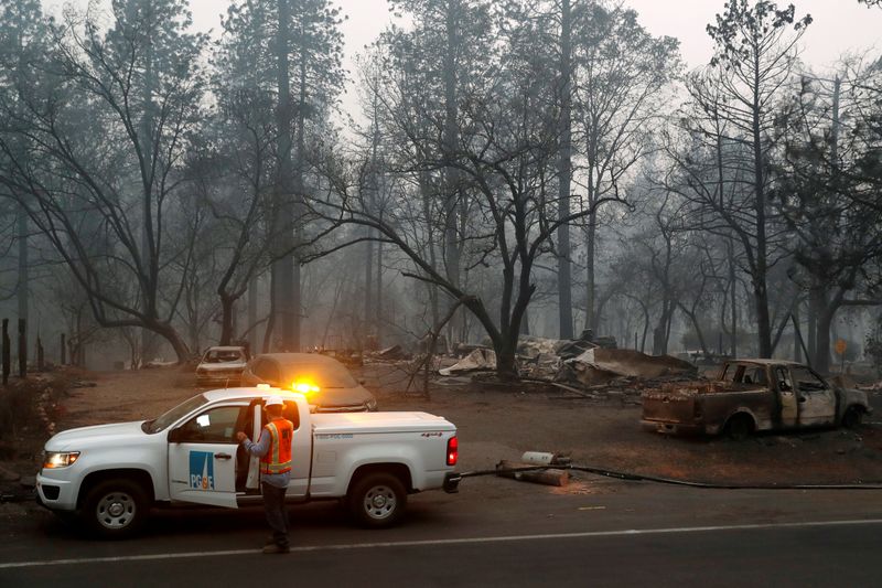 © Reuters. FILE PHOTO: Employees of Pacific Gas & Electric work in the aftermath of the Camp Fire in Paradise