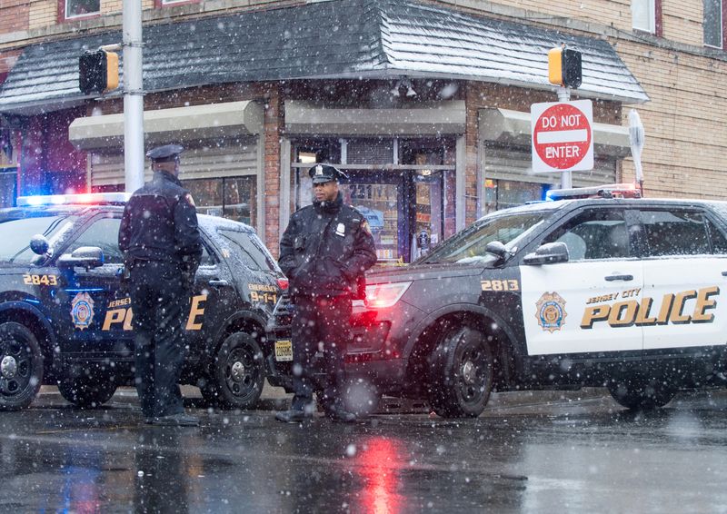 محققون اتحاديون يحققون في هجوم على متجر للأطعمة اليهودية باعتباره إرهابا محليا