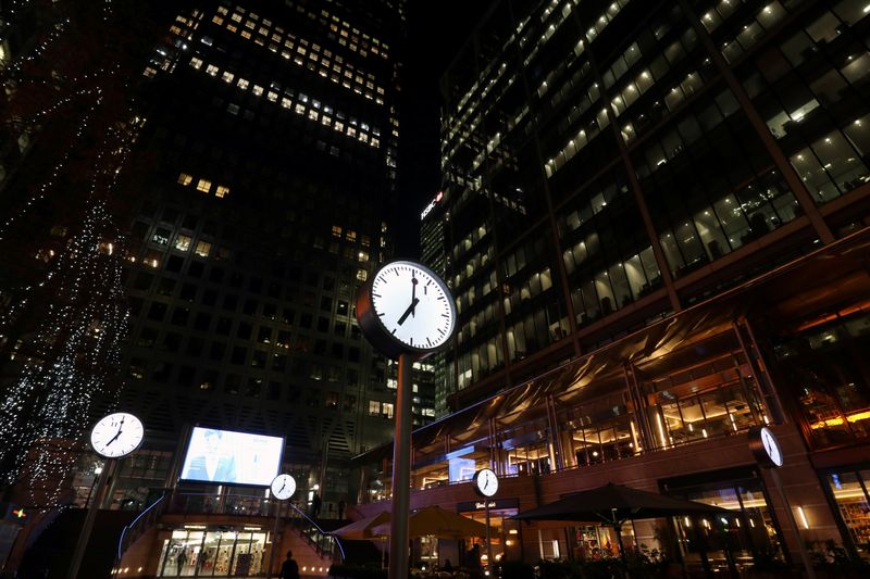 © Reuters. Clocks in London's Canary Wharf financial centre strike 07:00 GMT, marking the time the polls open for Britain's general election, London