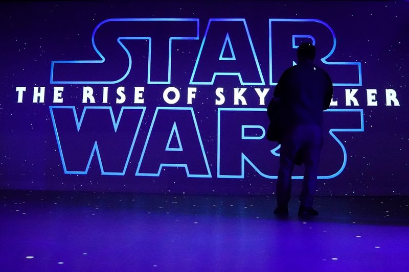 © Reuters. FILE PHOTO: A man watches a trailer for "Star Wars: The Rise of Skywalker" at the Dolby store in the Manhattan borough of New York City