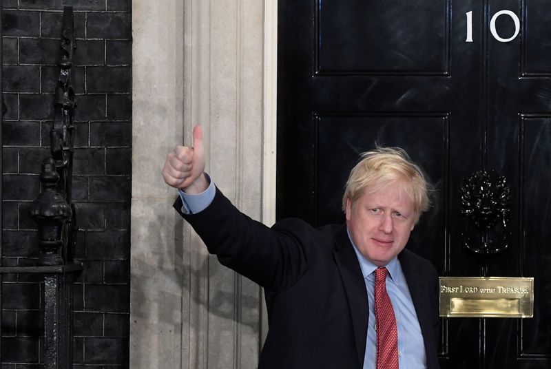 © Reuters. Premiê Boris Johnson chega ao seu gabinete em Londres