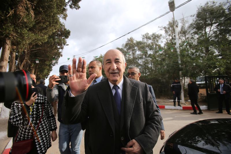 © Reuters. El candidato presidencial de Argelia, Abdelmadjid Tebboune, saluda a los asistentes durante las elecciones presidenciales en Argel, Argelia, el 12 de diciembre de 2019