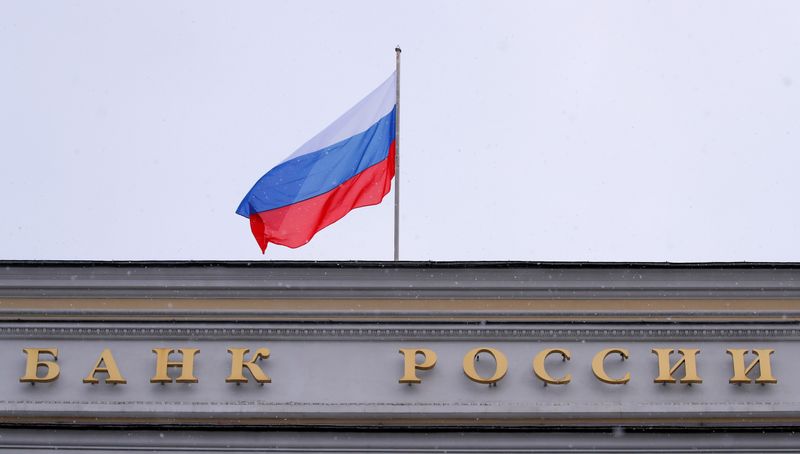 © Reuters. Bandeira russa na sede do banco central russo em Moscou
