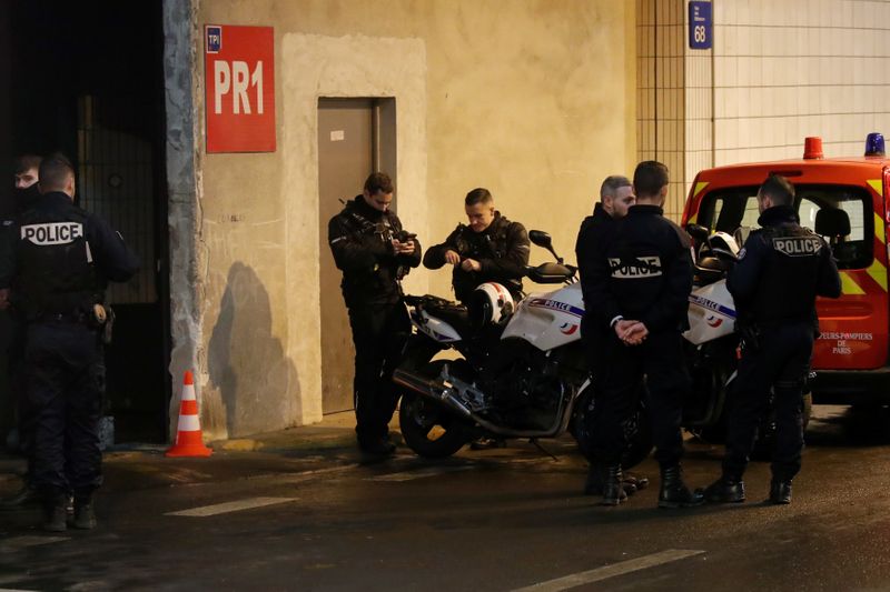 © Reuters. UN DÉSÉQUILIBRÉ ARMÉ D'UN COUTEAU TUÉ PAR DES POLICIERS À LA DÉFENSE