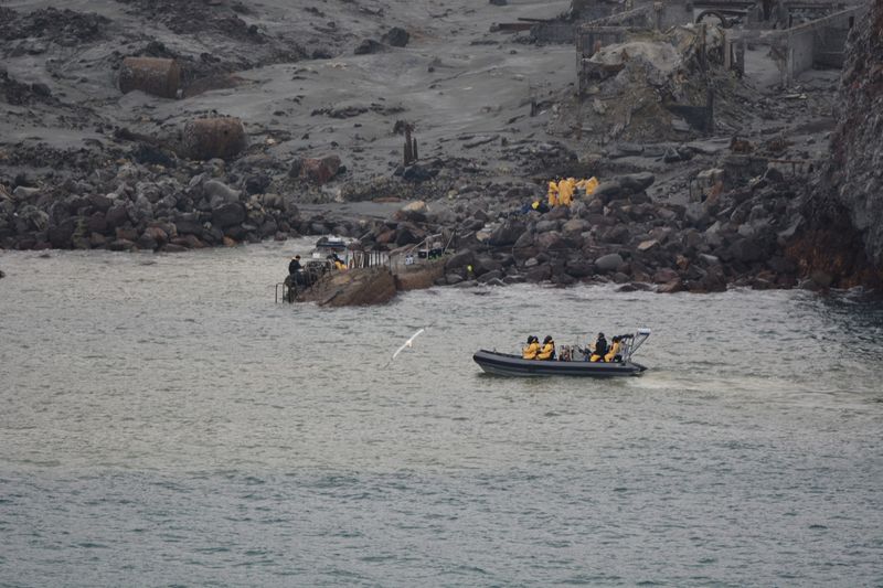 Militares recuperan seis cuerpos desde isla volcánica de Nueva Zelanda, dos siguen desaparecidos