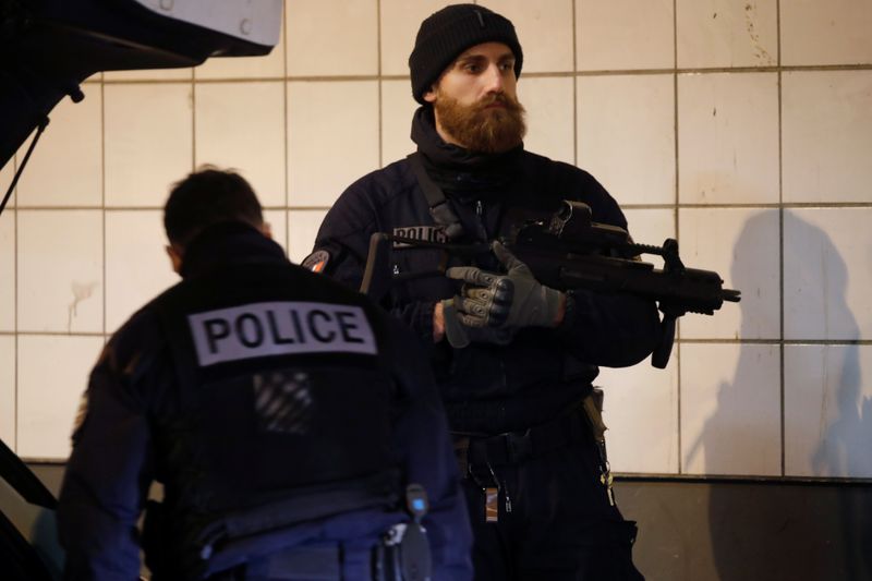 Polícia da França mata homem que ameaçou agentes com faca em Paris
