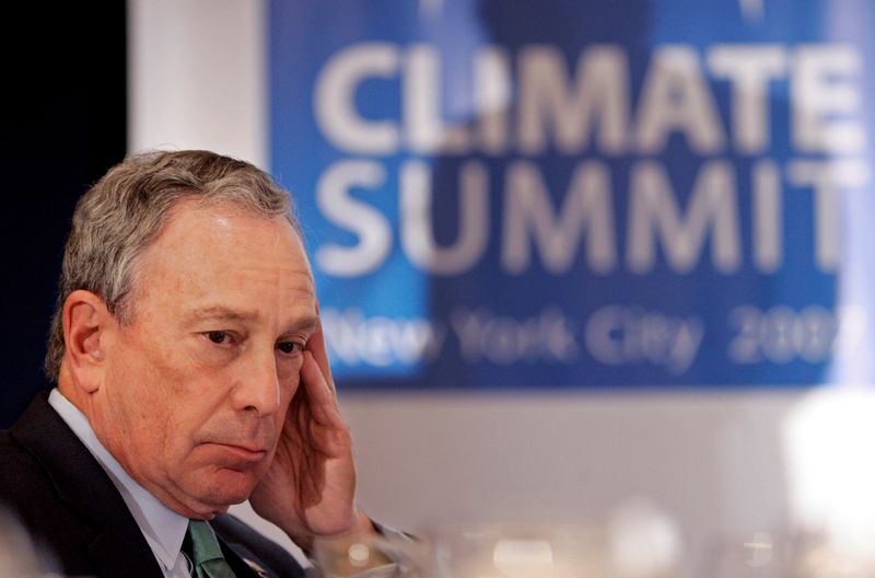 © Reuters. FILE PHOTO: New York Mayor Michael Bloomberg listens to introductions at the C40 Large Cities Climate Summit luncheon in New York