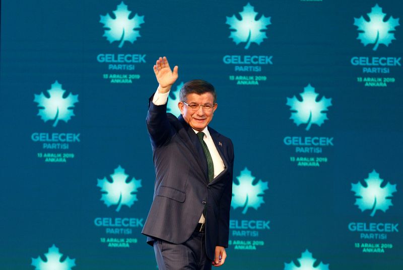 © Reuters. داود أوغلو يدعو لإصلاح شامل في تركيا في تحد لأردوغان