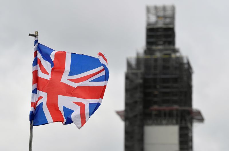 © Reuters. Una bandera de Reino unido ondea cerca de la torre del reloj Big Ben en Londres, Reino Unido, el 11 de septiembre de 2019