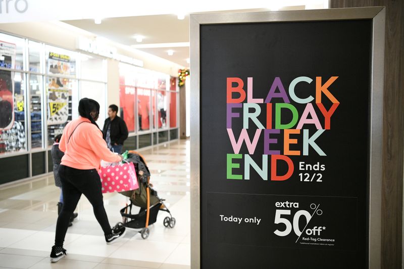 © Reuters. FOTO DE ARCHIVO: Los compradores de vacaciones buscan ofertas durante el evento de ventas del Black Friday en el centro comercial Pentagon Center en Arlington