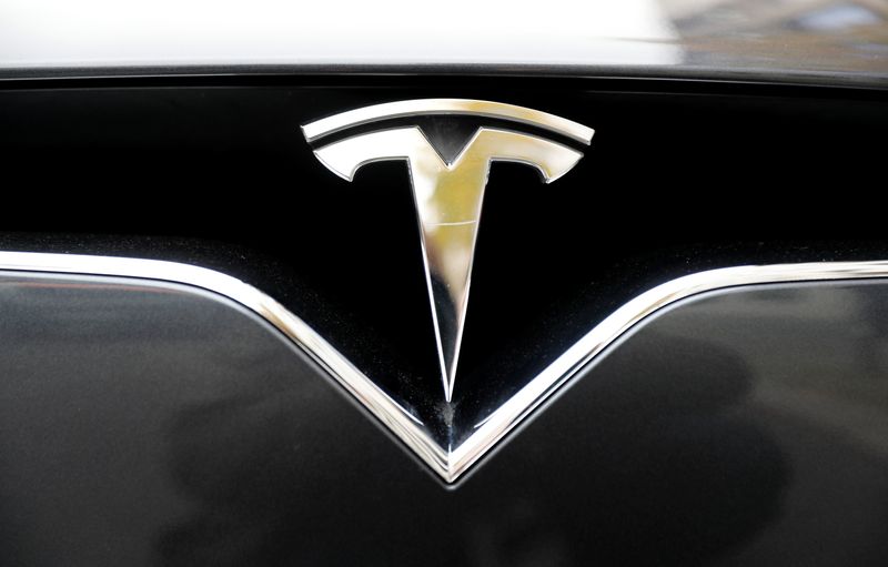 © Reuters. The company logo is pictured on a Tesla Model X electric car in Berlin