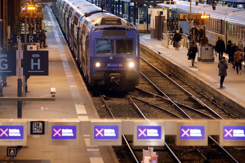 © Reuters. LE PATRON DE LA SNCF APPELLE À UNE "PAUSE" PENDANT LES FÊTES DE NOËL