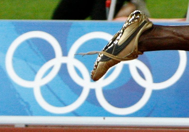 © Reuters. The shoe of Usain Bolt of Jamaica is seen untied after winning the men's 100m final at the Beijing 2008 Olympic Games